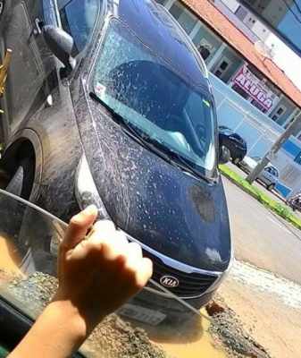 Carro caiu em buraco na Avenida 4 com a Rua 14 (Foto: Gabrielle Cristina)