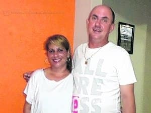 Na foto detalhe, o agente penitenciário ao lado da mulher