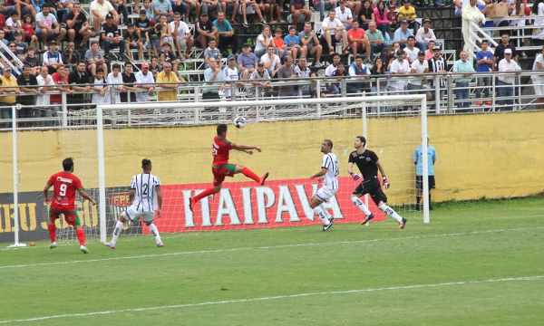 André Mococa no momento do primeiro gol do jogo, aos 30 minutos do primeiro tempo (Foto: Jonathan Alberti/Gazeta Bragantina)