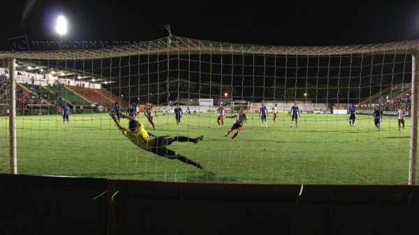 O Rubro-Verde teve maior posse de bola na partida, mas foi pouco objetivo nas jogadas de ataque. Em um dos esporádicos lances, o gol de pênalti de Leandro Costa