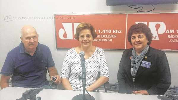 Angelo Vecchiato Kleiner, Carmem Silvia Rozin Kleiner e Creusa Oliveira da Silva no estúdio da Rádio Excelsior Jovem Pan