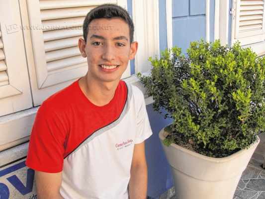Arthur estuda durante o período da manhã no Bayeux e na parte da tarde faz curso profissionalizante no Senai
