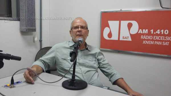 Beto Varussa no estúdio da Rádio Excelsior JP News