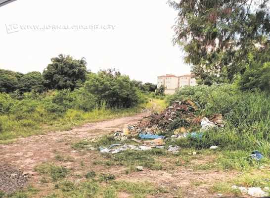 Acúmulo de lixo no Jd. Cidade Azul. Leitora enviou denúncia via WhatsApp da Redação (99942-4100)