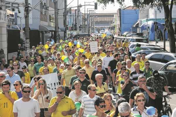 Manifestantes pedem a impugnação da chapa Dilma/Temer e apoio incondicional a Sérgio Moro, à Polícia Federal e à Receita Federal