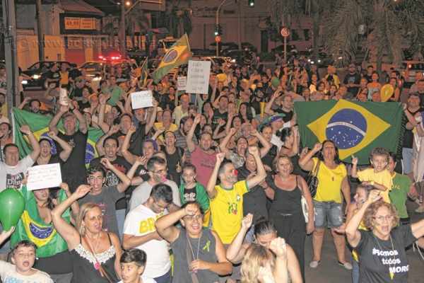 Na Avenida Visconde do Rio Claro, rio-clarenses pediram a saída imediata de Dilma Rousseff, Lula e do Partido dos Trabalhadores (PT)