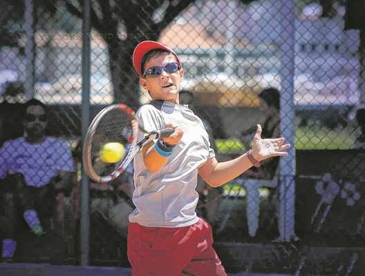 Habilidoso e com estilo agressivo, Tiago Franco tem Djokovic como ídolo no esporte e admira Guga