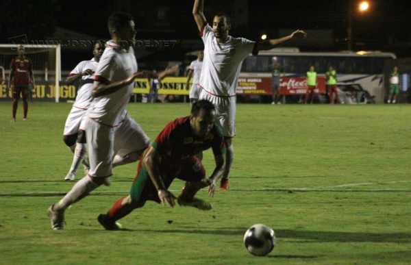 Leandro Costa foi derrubado na área e o árbitro marcou simulação. Rubro-Verde jogou com raça, dominou, criou chances, mas foi prejudicado pela arbitragem e não venceu