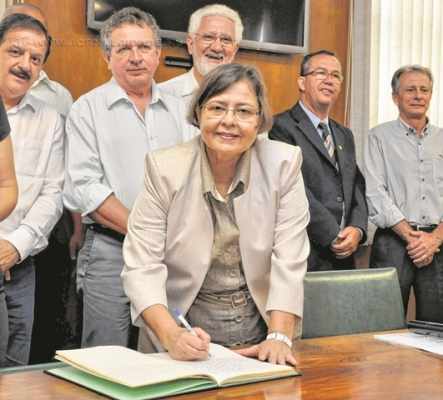 A ex-secretária Olga Salomão (PT) no momento em que assumiu - provisoriamente - a prefeitura de Rio Claro (Foto: Arquivo)