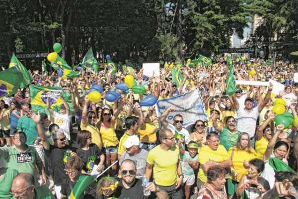 Milhares de rio-clarenses foram às ruas no último domingo (13)
