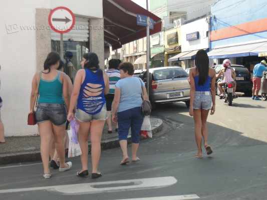 Consumidores caminhando pela Rua 3, na região central de Rio Claro, na tarde dessa sexta-feira (22)