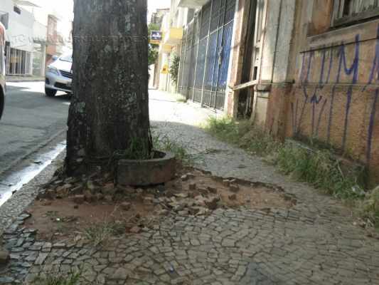  Calçada esburacada na Rua 4, região central de Rio Claro. O proprietário tem obrigação de construir e manter o calçamento em ordem