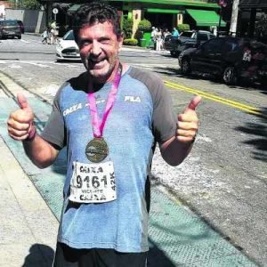Vicente Hartung com sua medalha de participação