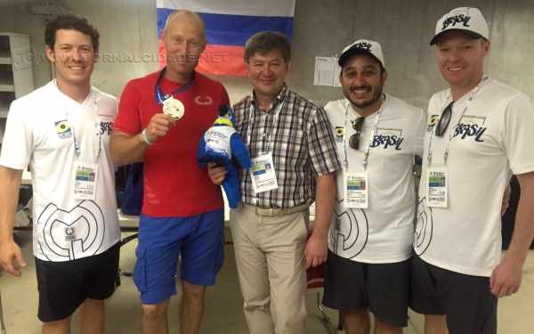 Fuzaro, Mosin com a medalha de prata, seu técnico, Sergei Demin, Léo Raposo e Robson Deschamps após a disputa da Fossa Double