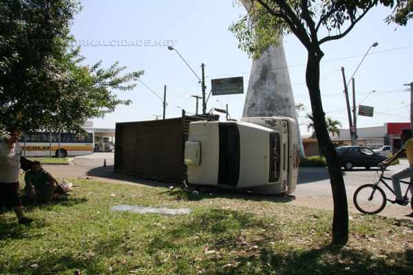 Veículo estava carregado com material reciclado. Produtos foram retirados e colocados em outro veículo