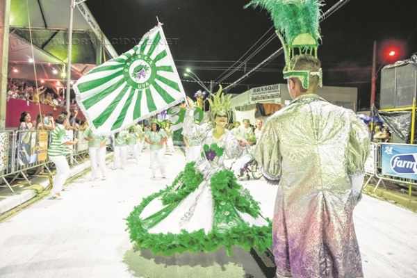 Unidos da Vila Alemã desfilou em 2016 falando sobre o milagre da terra e levou para casa o troféu de terceiro lugar do carnaval