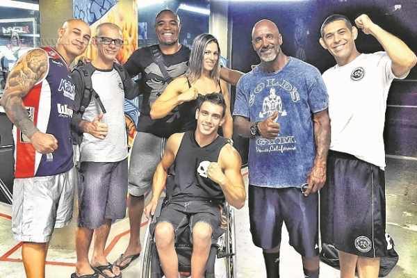 Na foto, encontro do atleta Yves Carbinatti com o lutador Anderson Silva e outros nomes do esporte que se encontravam no evento