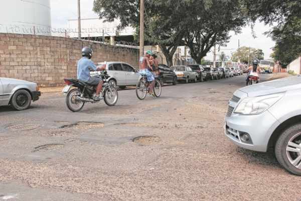 Buracos que comprometem trecho no Jardim Cervezão