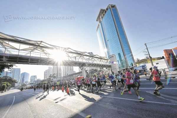 A 22ª edição da Maratona de São Paulo foi disputada sob um forte calor e com grande público nas ruas. (Foto: Sergio Shibuya/MBraga Comunicação)