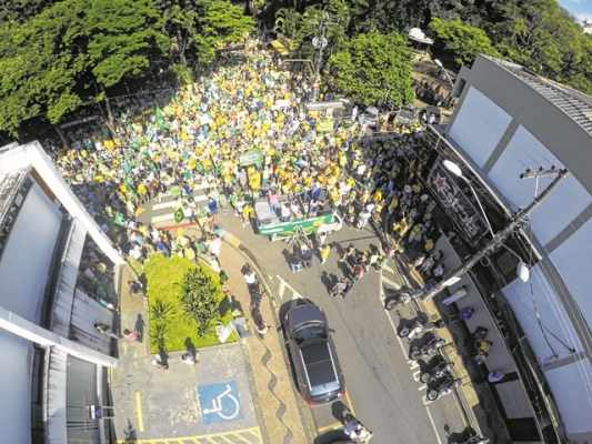 Manifestantes durante protesto pelo impeachment da presidente Dilma Rousseff realizado este ano em Rio Claro (foto: Marcos Gallo)