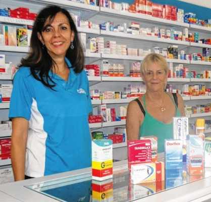 A comerciante Cidinha Camargo (à direita) informa que o aumento de preço atingiu todos os medicamentos vendidos em drogarias