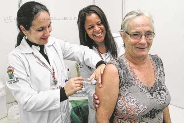 Idosa toma vacina contra a gripe em unidade de saúde durante a campanha nacional (foto: Luciano Lanes / PMPA)