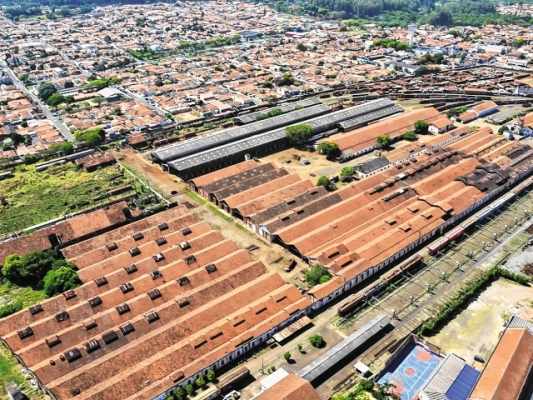 Na imagem aérea, o grande pátio fabril da antiga Companhia Paulista de Estradas de Ferro, utilizado atualmente pela empresa ALL