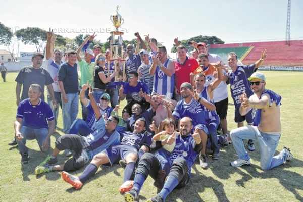 O UPU recebeu o troféu de campeão da 12ª edição da Copa Rio Claro de Futebol e festejou bastante no campo do estádio Benitão