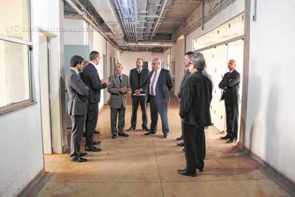 O Sec. Estadual de Justiça e Defesa da Cidadania em visita ao novo Fórum com autoridades locais