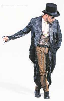 O Teatro Mágico faz show neste domingo (22), na Virada Cultural Paulista, na cidade de Limeira. As apresentações na Rua João Kuhe Filho começam a partir das 15h30. Na foto, Fernando Anitelli, vocalista e líder da trupe de músicos e artistas.