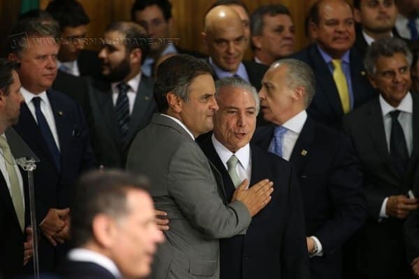 Temer ao lado de Aécio Neves durante cerimônia de posse dos novos ministros de seu governo (foto: Marcello Casal Jr/ Agência Brasil)