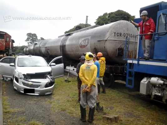 Por pouco: acidente na linha do trem nesta segunda-feira (30). Motorista disse que não ouviu o barulho da cancela, e por isso tentou avançar (Foto: Rio Claro Online)