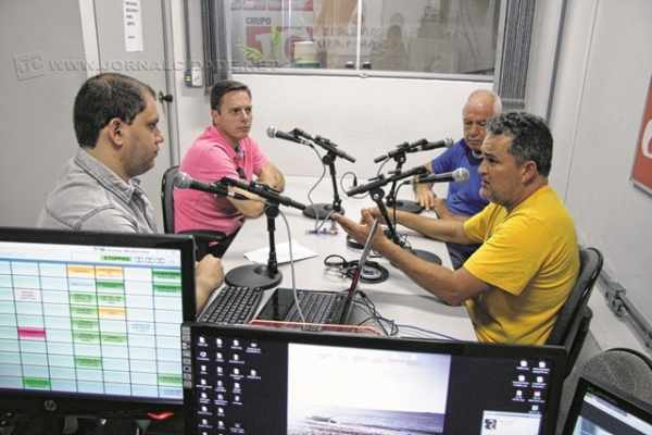 Daniel Guedes (à esquerda) e Álvaro Pacheco durante o programa Jornal de Esportes, da Rádio Excelsior Jovem Pan News, 1.410 kHz