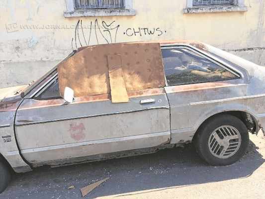 Leitora do Jornal Cidade denuncia carro que está abandonado há tempos na Avenida 18 com a Rua 3