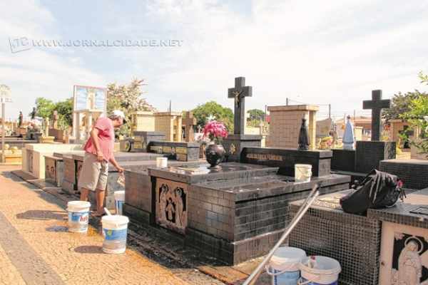 As famílias puderam fazer a limpeza dos túmulos no São joão Batista até essa sexta-feira (6)