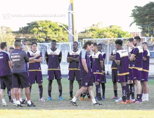 Após a apresentação, Sérgio Guedes reuniu os jogadores no gramado do Schmidtão para uma conversa e realizar um treino físico