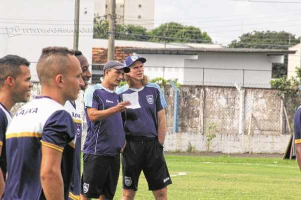 Técnico Sérgio Guedes conversa com o amigo Luciano Gama, técnico do Sub-20, durante treino do Rio Claro FC no Paulistão