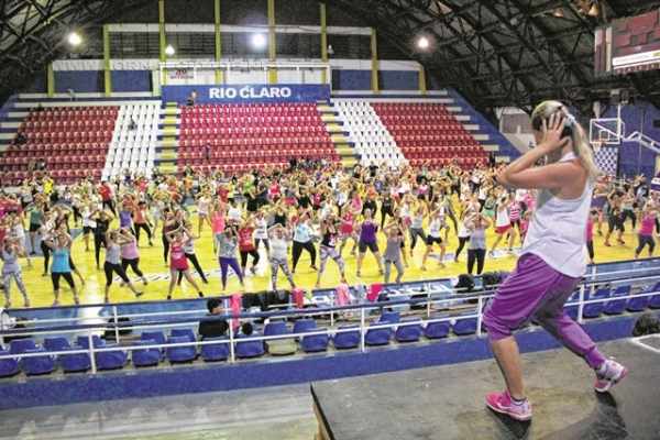Ministradas por cinco professores, cerca de mil pessoas participam das aulas gratuitas promovidas pela Secretaria Municipal de Esportes de Rio Claro, em sete polos na cidade