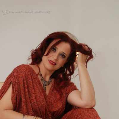 A música ao vivo fica por conta da cantora Mônica Marina