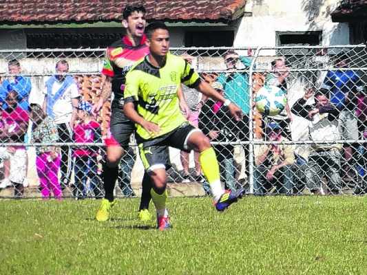 FOCO: A garra dos jogadores alegrou os torcedores que compareceram ao Estádio do Oratório