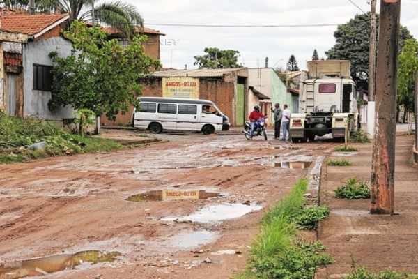 Moradores da Vila Cristina se queixam das condições da massa asfáltica na Avenida Joaquim Ribeiro