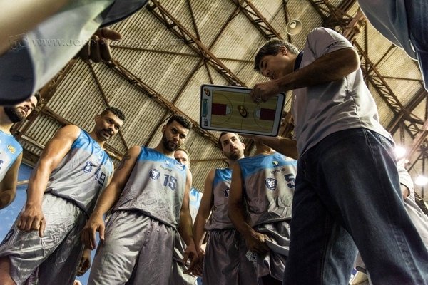 FOCO E ESTRATÉGIA: equipe de Dedé Barbosa venceu o Bauru Basket na última quinta-feira (28)