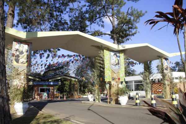 O clube fica na Rodovia Fausto Santomauro, no quilômetro 3, e oferece muitas opções de divertimento para toda a família