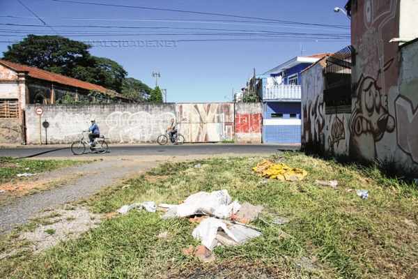 Ao lado da oficina na Avenida 24-A, na Vila Alemã, população descarta incorretamente lixo e entulho
