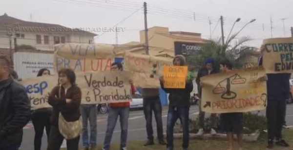 Manifestantes na Avenida Rio Claro