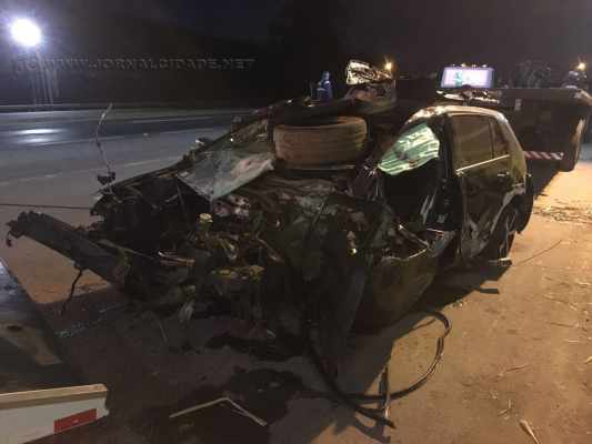 Carro foi lançado para o sentido contrário da pista