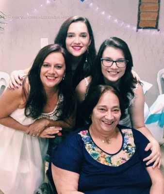 Dona Leonilda com a filha Cláudia e as netas Rafaella e Gabrielle