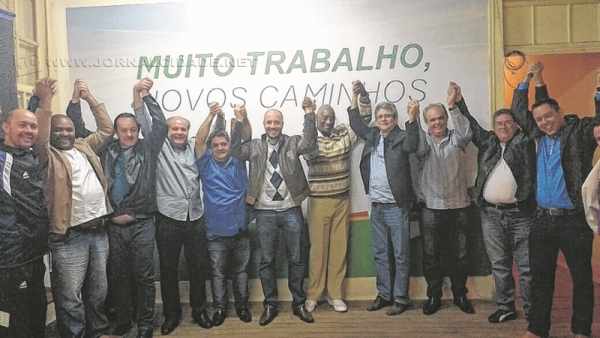 O pré-candidato Perissinotto (PMDB) ao centro ladeado pelo possível vice Djalma de Paula, prefeito Altimari e presidentes (Divulgação)