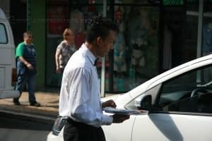 Para driblar o desemprego, Rogério Lopes se tornou o ‘garçom do trânsito’ e serve clientes nas ruas