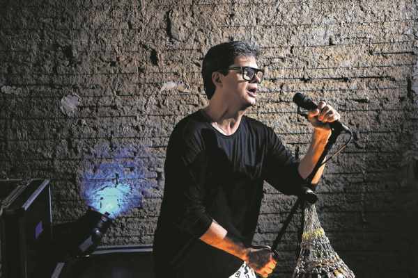 O músico angolano Abel Duerê, que mora em Rio Claro, ganhou sete dos nove possíveis Troféus Caymmi com seu show “África Bahia”